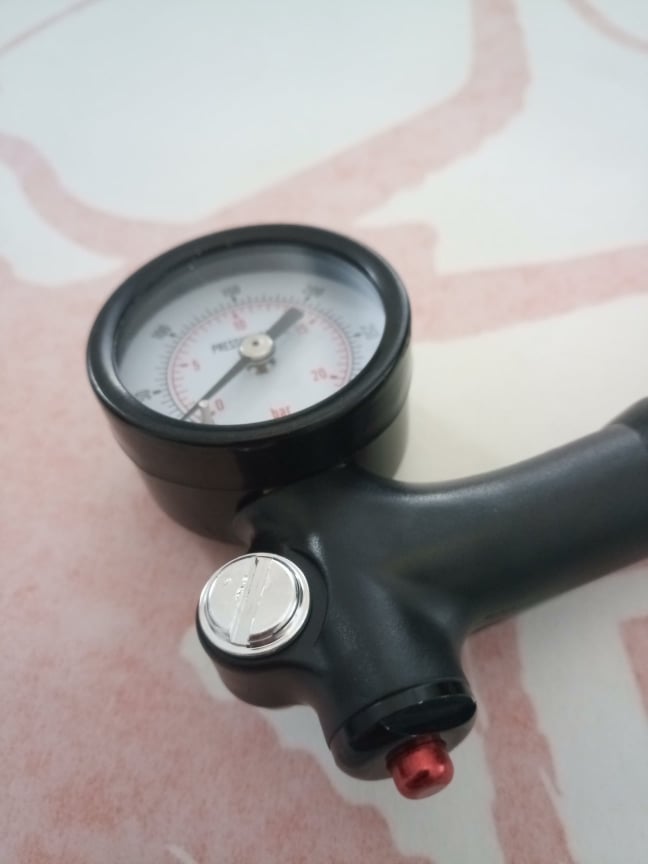 Pompe haute pression pour fourche/amortisseur - 300 psi